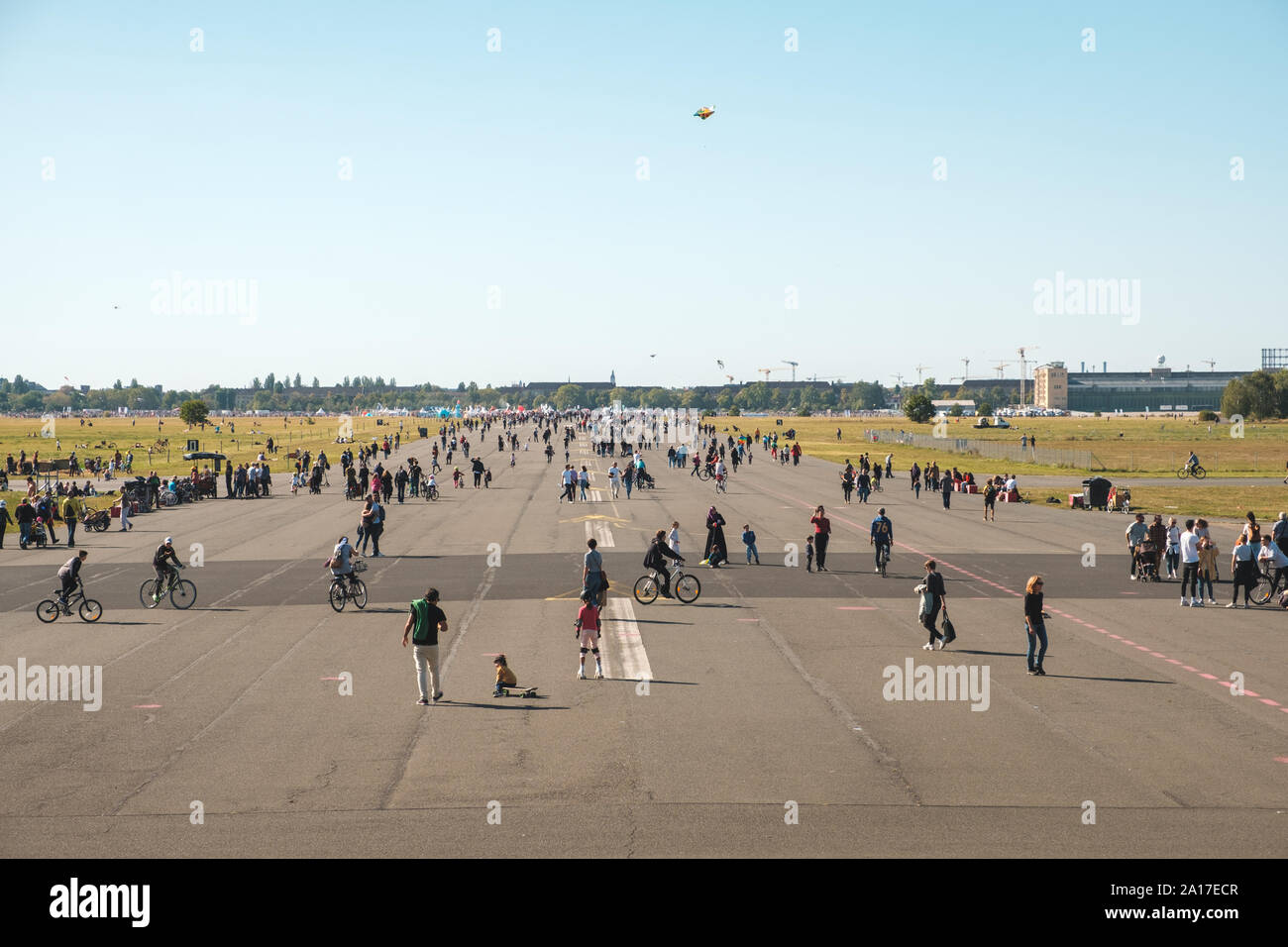 Berlin, Allemagne - Septembre 2019 : Beaucoup de personnes en plein air, sur l'Aérodrome de Flughafen Tempelhof), ancienne ville des aéroports de Berlin Banque D'Images