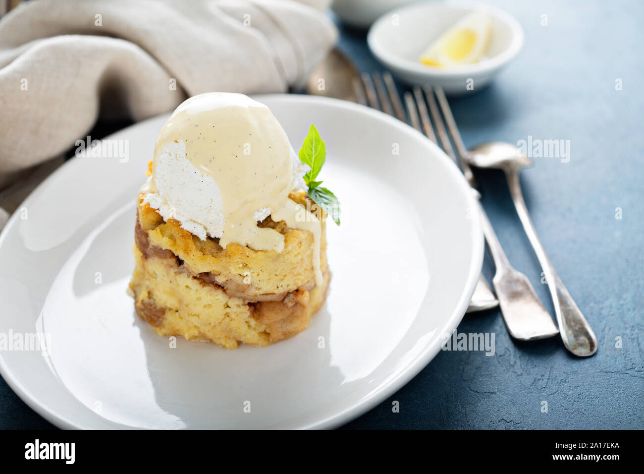 Pudding au pain d'Apple avec la crème glacée et sauce à la vanille Banque D'Images