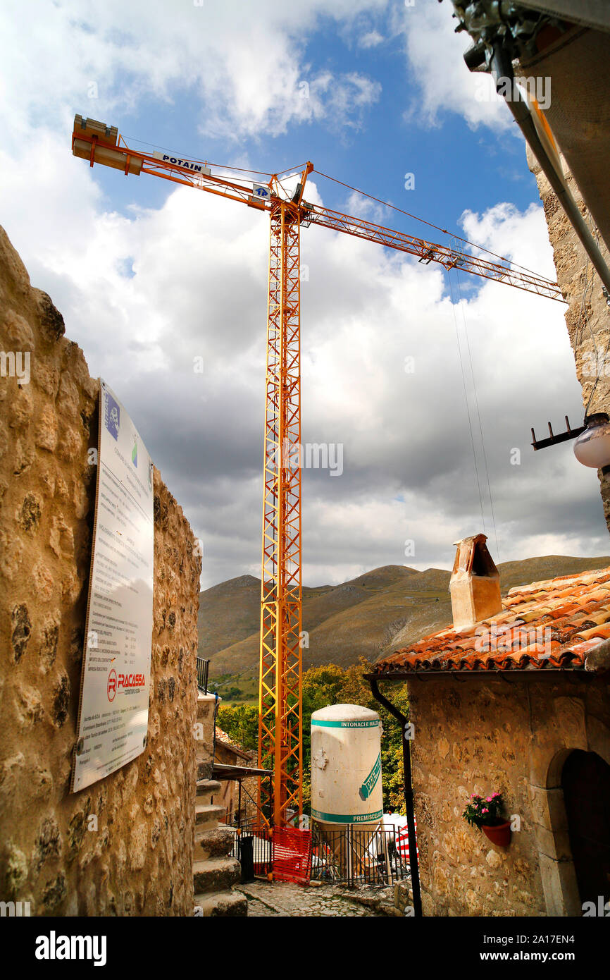 Réparations séisme en cours dans l'ancien village de Santo Stefano di Sessanio dans les Abruzzes, en Italie. Banque D'Images