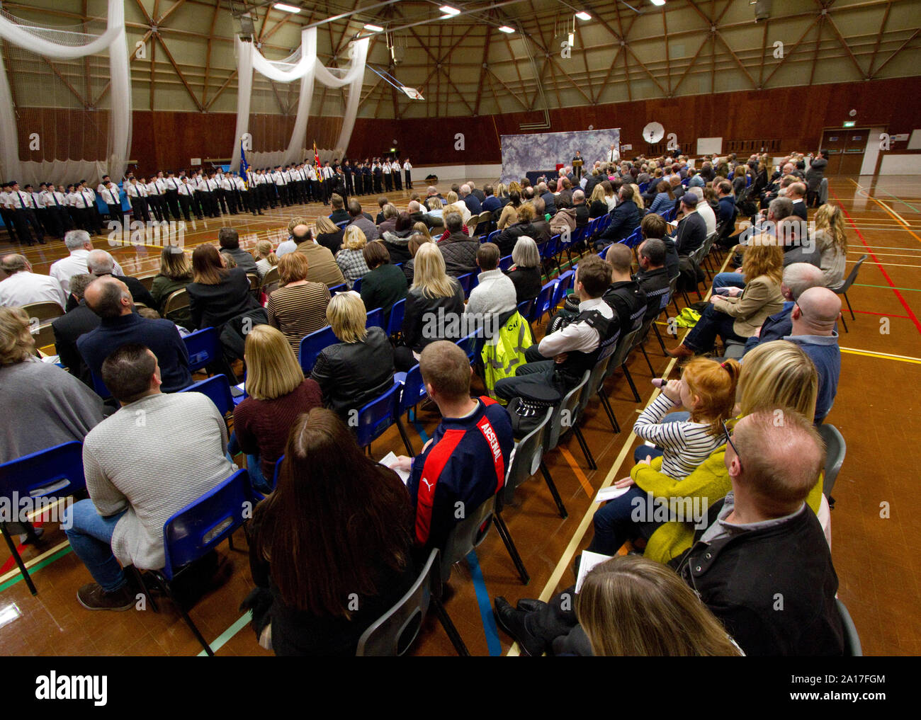 Des cadets de police Constabulary Suffolk parade dans le Woodbridge School sports hall Banque D'Images