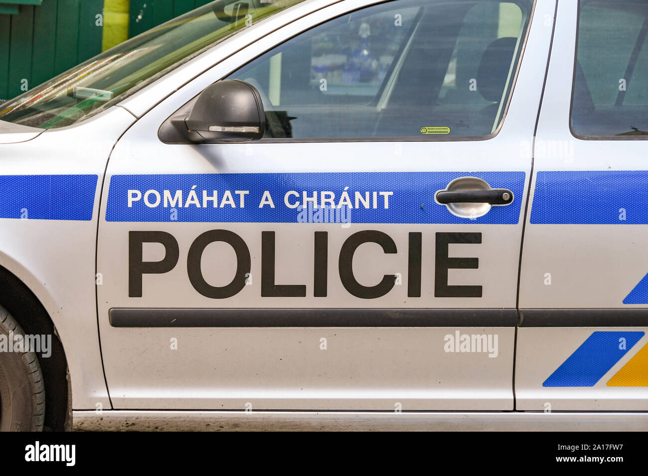 PRAGUE, RÉPUBLIQUE TCHÈQUE - Juillet 2018 : les marquages sur le large d'une voiture de police dans le centre-ville de Prague. Banque D'Images