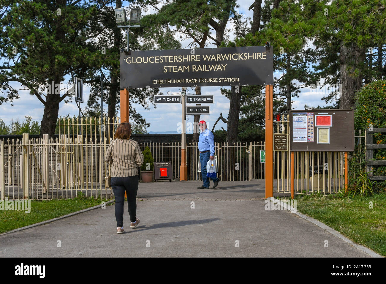 CHELTENHAM, ANGLETERRE - Septembre 2019 : Personne qui entre dans la station sur l'Hippodrome de Cheltenham GLOUCESTERSHIRE et le chemin de fer à vapeur du Warwickshire. Banque D'Images