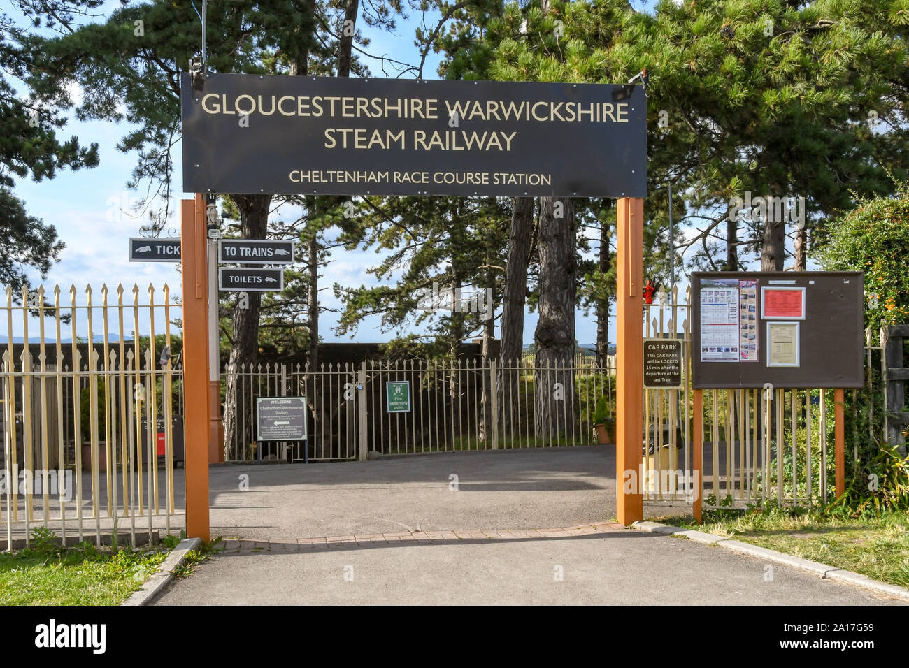 CHELTENHAM, ANGLETERRE - Septembre 2019 : Entrée de l'Hippodrome de Cheltenham GLOUCESTERSHIRE et station sur le chemin de fer à vapeur du Warwickshire. Banque D'Images