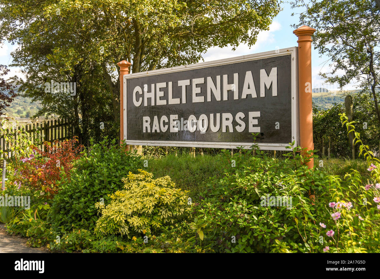 CHELTENHAM, ANGLETERRE - Septembre 2019 : Inscrivez-vous sur la plate-forme de station sur l'Hippodrome de Cheltenham GLOUCESTERSHIRE et le chemin de fer à vapeur du Warwickshire. Banque D'Images
