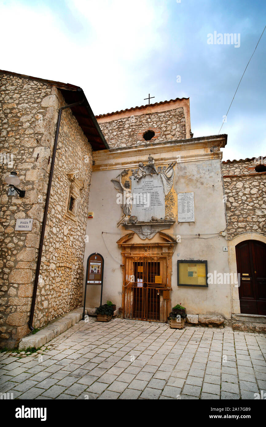 Chiesa Delle Anime Sante O del Suffragio à Santo Stefano de Sessanio, Abruzzo, Italie. Banque D'Images