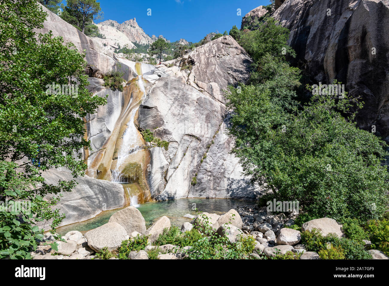 Cascade et piscine naturelle dans le célèbre Canyon Purcaraccia à Bavella en été, une destination touristique et l'attraction. Corse, France Banque D'Images