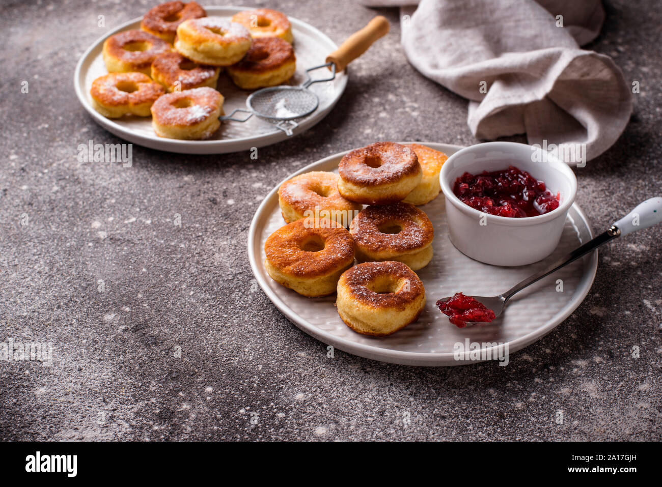 Beignets faits maison avec de la confiture de rose Banque D'Images