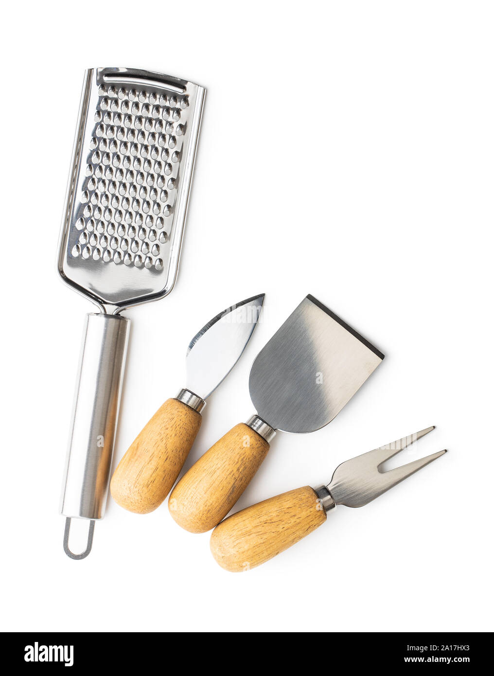 La râpe à fromage et fromage couteaux isolé sur fond blanc. Banque D'Images