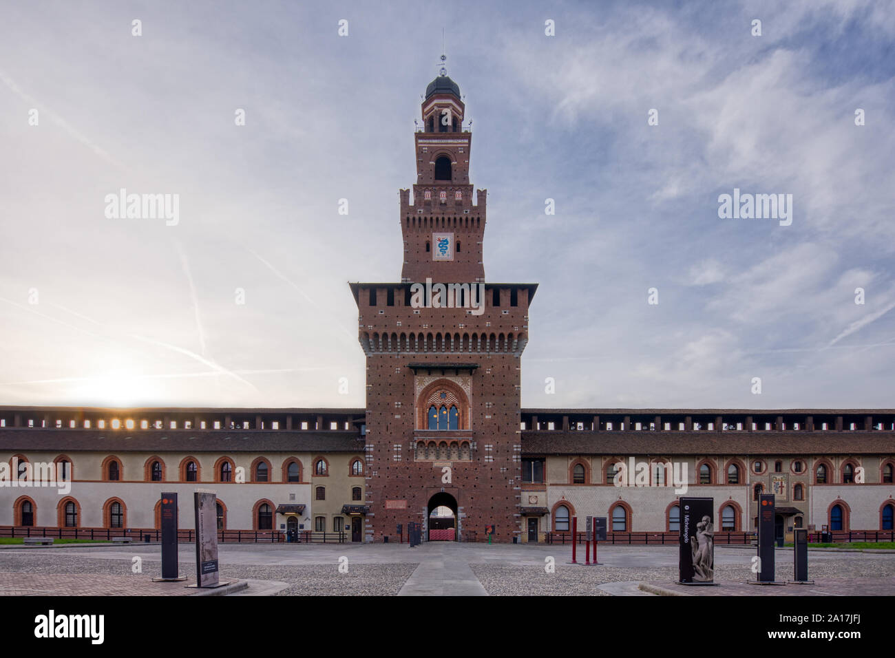 Milan, Italie - 18 mars 2017 : l'intérieur de la cour du château des Sforza à l'aube Banque D'Images