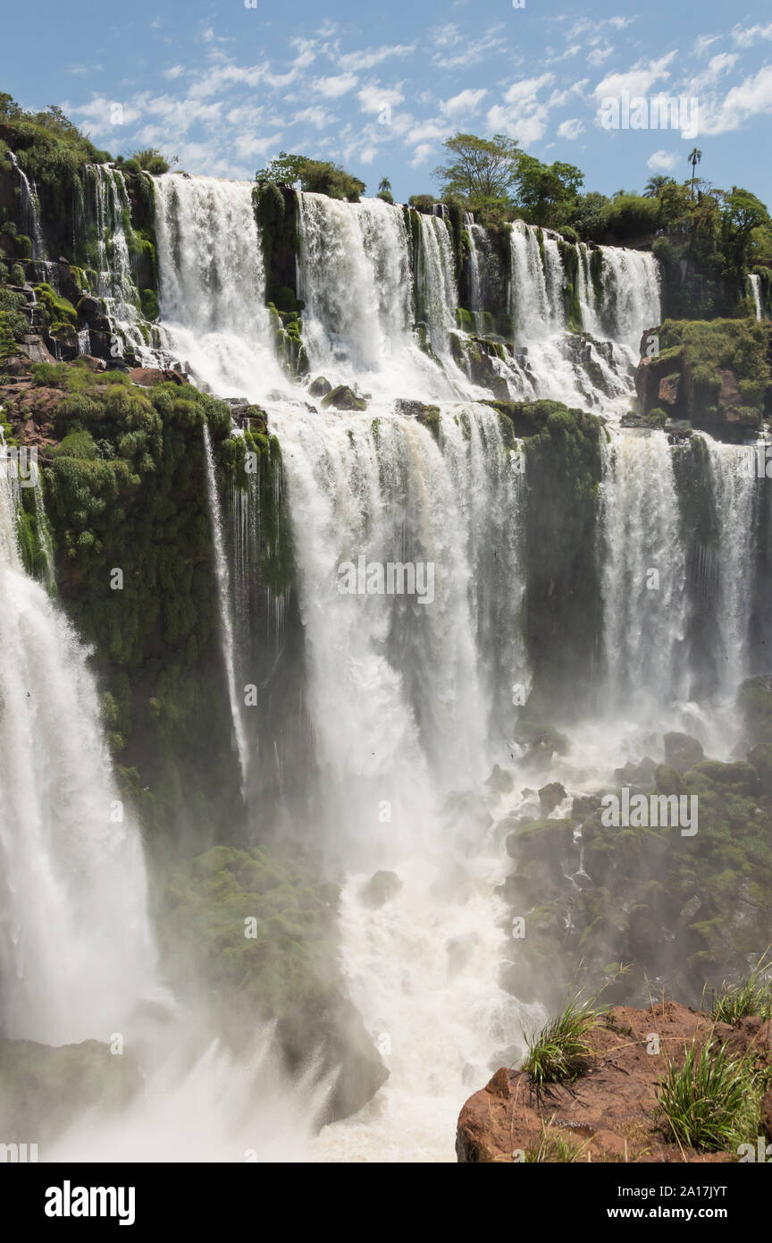 Vue verticale de la célèbre attraction naturelle San Andres Automne au Parc National de l'Iguazu, Argentine sur une journée ensoleillée Banque D'Images