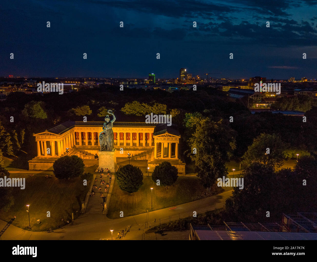La vue de dessus à la Bavière de Munich à la fin de la soirée. Banque D'Images