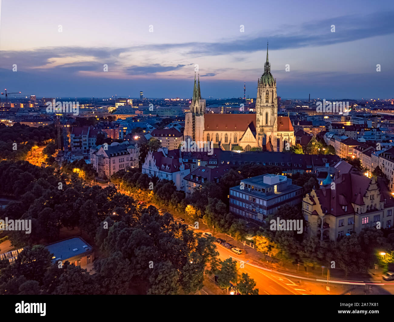 L'église Saint Paul à Munich à la soirée, les lumières sont allumées, faite par un drone. Banque D'Images