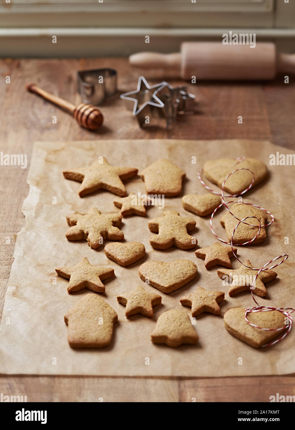 Gingerbread cookies sortant du four pour Noël Banque D'Images