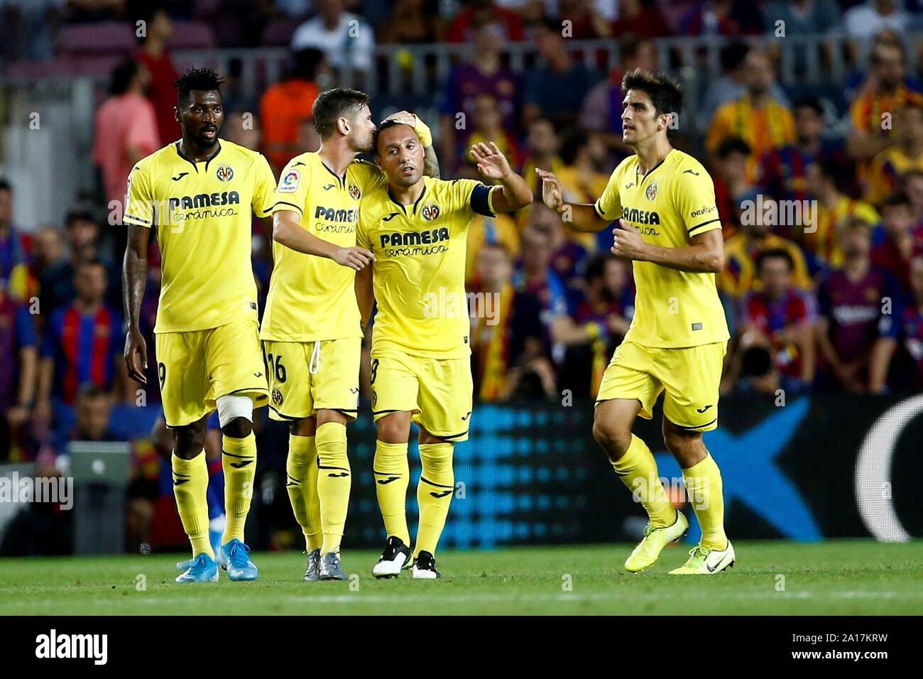 Barcelone, Catalogne, Espagne. Sep 24, 2019. Le milieu de terrain de Villarreal Santi Carzorla (2-R) célèbre avec ses coéquipiers après avoir marqué le 2-1 au cours de la correspondance entre LaLiga espagnol le FC Barcelone et Villarreal CF au Camp Nou à Barcelone, Catalogne, Espagne, le 24 septembre 2019. L'EFE/ Quique Garcia Banque D'Images