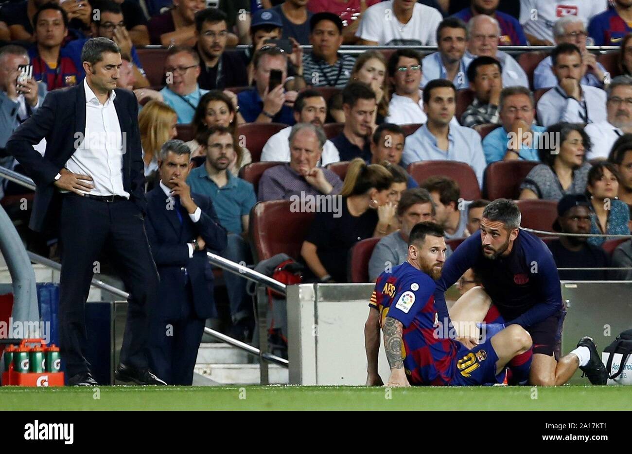 Barcelone, Catalogne, Espagne. Sep 24, 2019. L'avant du FC Barcelona Leo Messi reçoit un traitement médical pendant le match entre l'espagnol LaLiga le FC Barcelone et Villarreal CF au Camp Nou à Barcelone, Catalogne, Espagne, le 24 septembre 2019. L'EFE/ Quique Garcia Banque D'Images