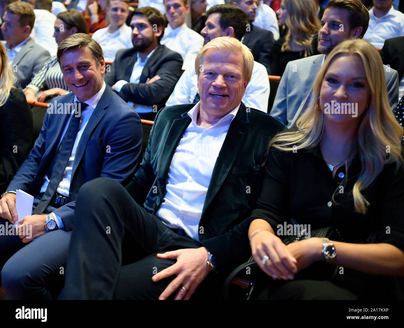 Karlsruhe, Allemagne. 24 Sep, 2019. De gauche à droite Sport Réalisateur Oliver Kreuzer (KSC), Oliver Kahn (le président et ancien joueur du KSC) avec sa femme Svenja. GES/football/cérémonie pour 125 ans Karlsruher SC, 24.09.2019 | Conditions de crédit dans le monde entier : dpa/Alamy Live News Banque D'Images