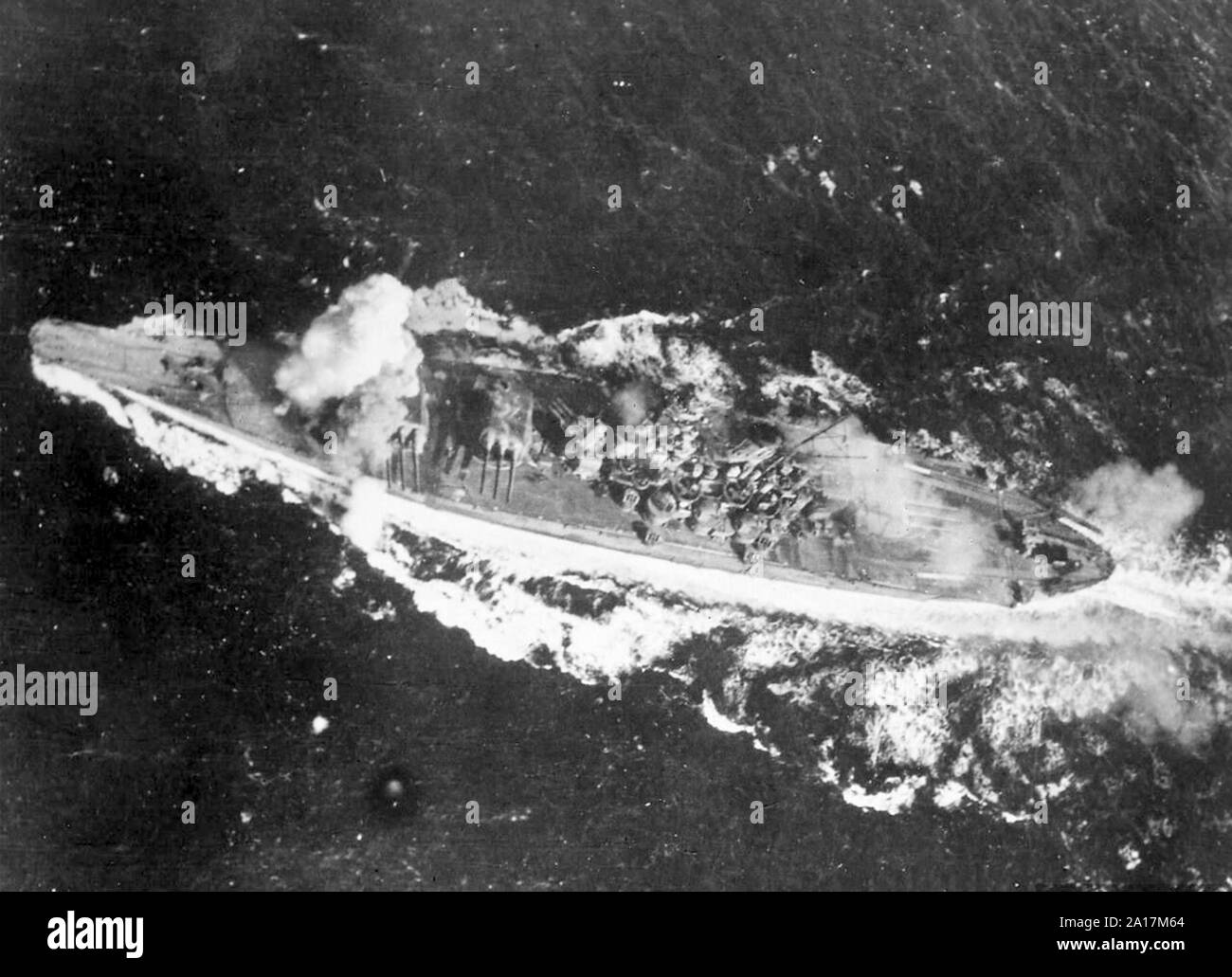 Bataille de la mer de Sibuyan (24 octobre 1944) Bataille de Golfe de Leyte, Yamato, touché par une bombe près de sa tourelle canon avant dans la mer de Sibuyan, 24 Octobre 1944 Banque D'Images