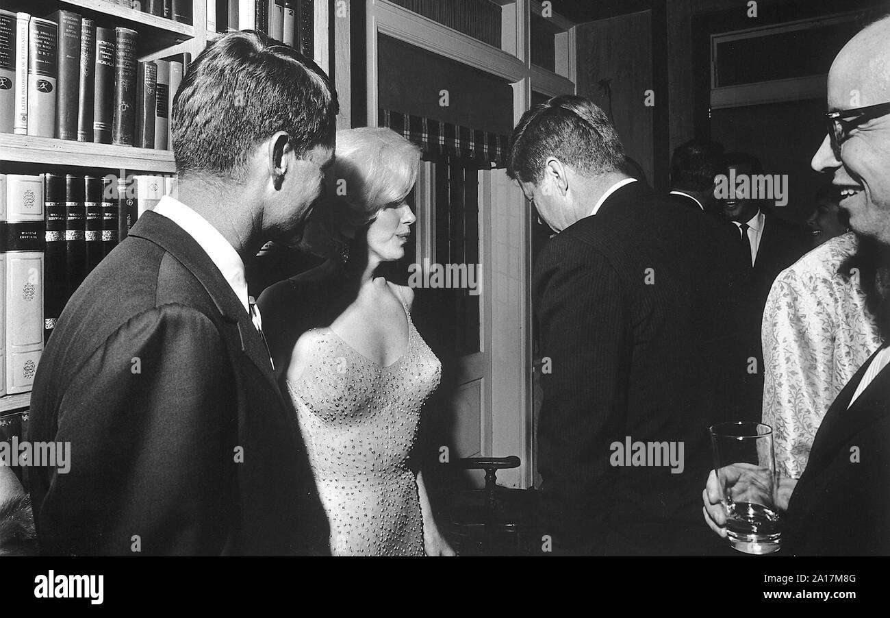 Le président américain John F. Kennedy (avec dos à la caméra), Procureur général des États-Unis, Robert Kennedy (extrême gauche), et l'actrice Marilyn Monroe, à l'occasion de 45e anniversaire du Président Kennedy de célébrations. Photo par Cecil W. Stoughton, photographe officiel de la Maison Blanche Banque D'Images