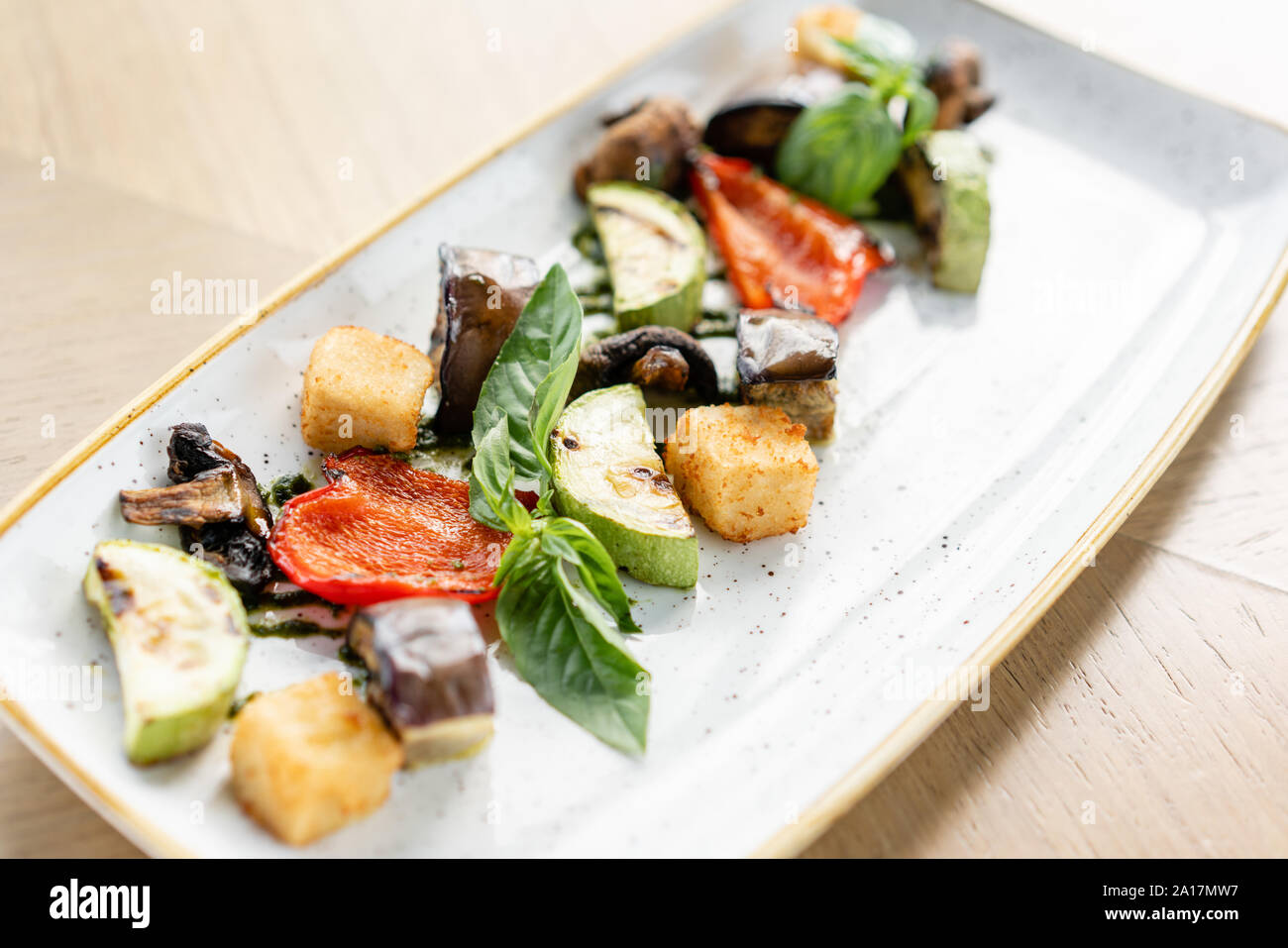 Légumes grillés à la feta. Servir sur une assiette sur une table. Restaurant Barbecue menu, une série de photos de plats différents Banque D'Images