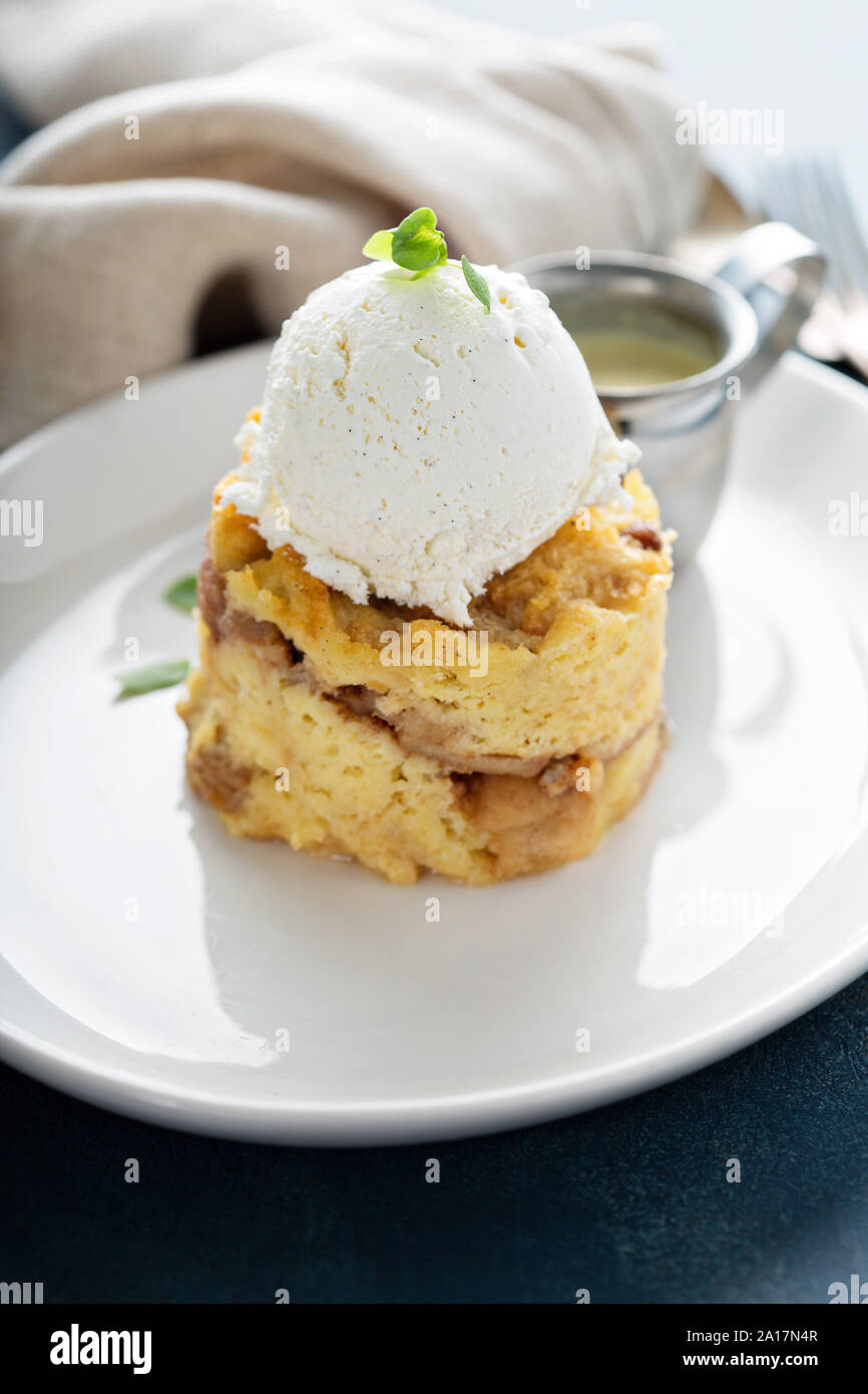Pudding au pain d'Apple avec la crème glacée et sauce à la vanille Banque D'Images