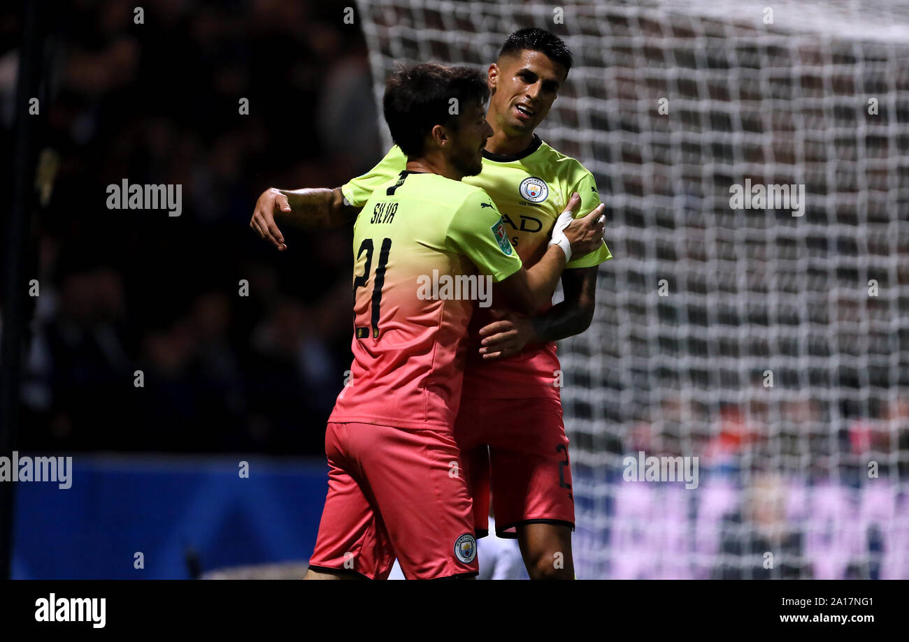 Joao Cancelo de Manchester City (à droite) célèbre le troisième but du match de son côté, marqué par Ryan Ledson de Preston North End (non représenté) avec son coéquipier David Silva lors de la Carabao Cup, troisième match de Round au Deepdale Stadium, Preston. Photo PA. Date de la photo: Mardi 24 septembre 2019. Voir PA Story SOCCER Preston. Le crédit photo devrait se lire comme suit : Richard Sellers/PA Wire. Utilisation en ligne limitée à 120 images, pas d'émulation vidéo. Aucune utilisation dans les Paris, les jeux ou les publications de club/ligue/joueur unique. Banque D'Images