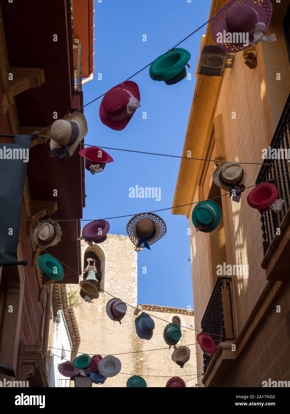 Chapeaux accrochés sur une allée à pied à Begur (Catalogne - Espagne) Banque D'Images