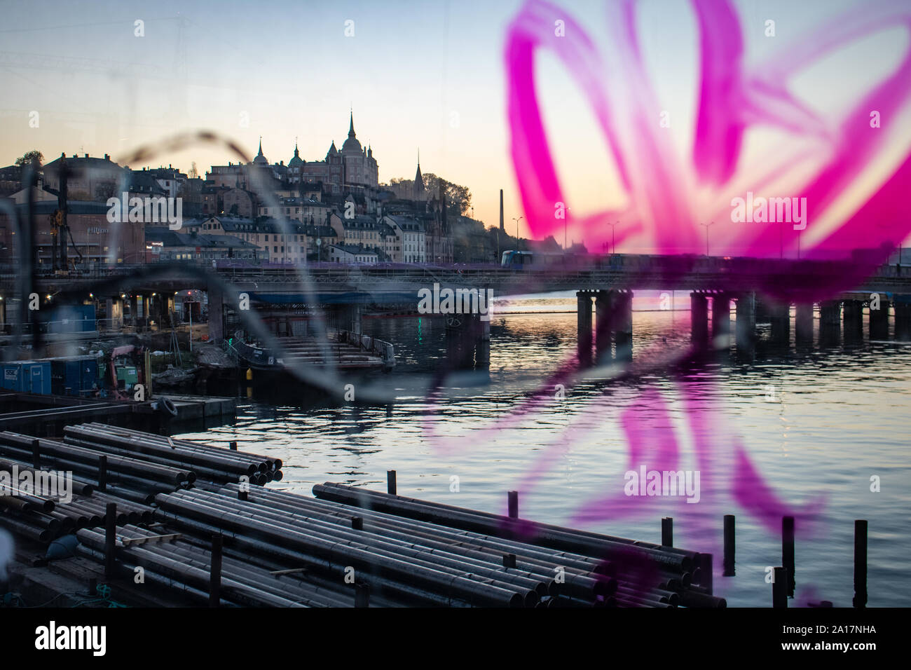 Toits de Stockholm shot d'un pont par une fenêtre avec graffiti Banque D'Images