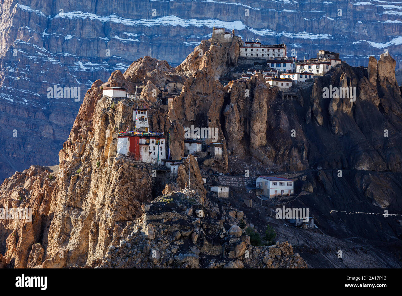 Dhankar monastère perché sur une falaise dans les Himalaya, Inde Banque D'Images