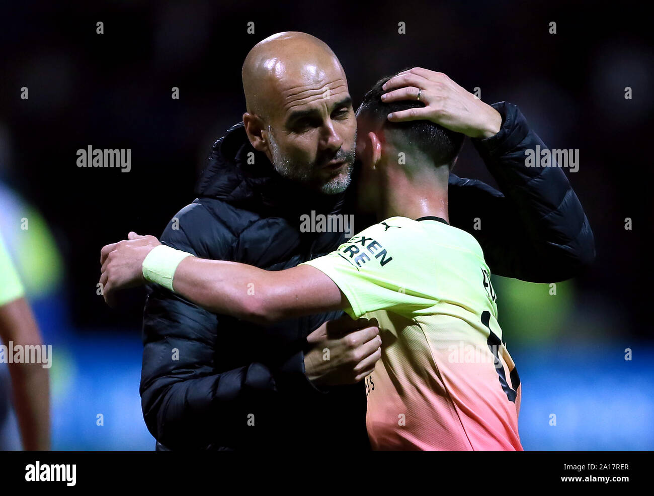 Manchester City manager Pep Guardiola (à gauche) et dvd Phil Foden célèbrent après le coup de sifflet final lors de la Coupe du buffle, troisième tour match à Deepdale Stadium, Preston. Banque D'Images