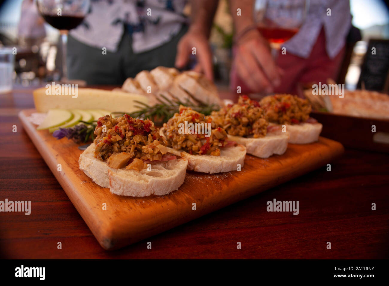 Des canapés qui attendent leurs hôtes pour un couplage avec leur saveur et vin rouge gastronomique Ensenada Baja California au Mexique Banque D'Images