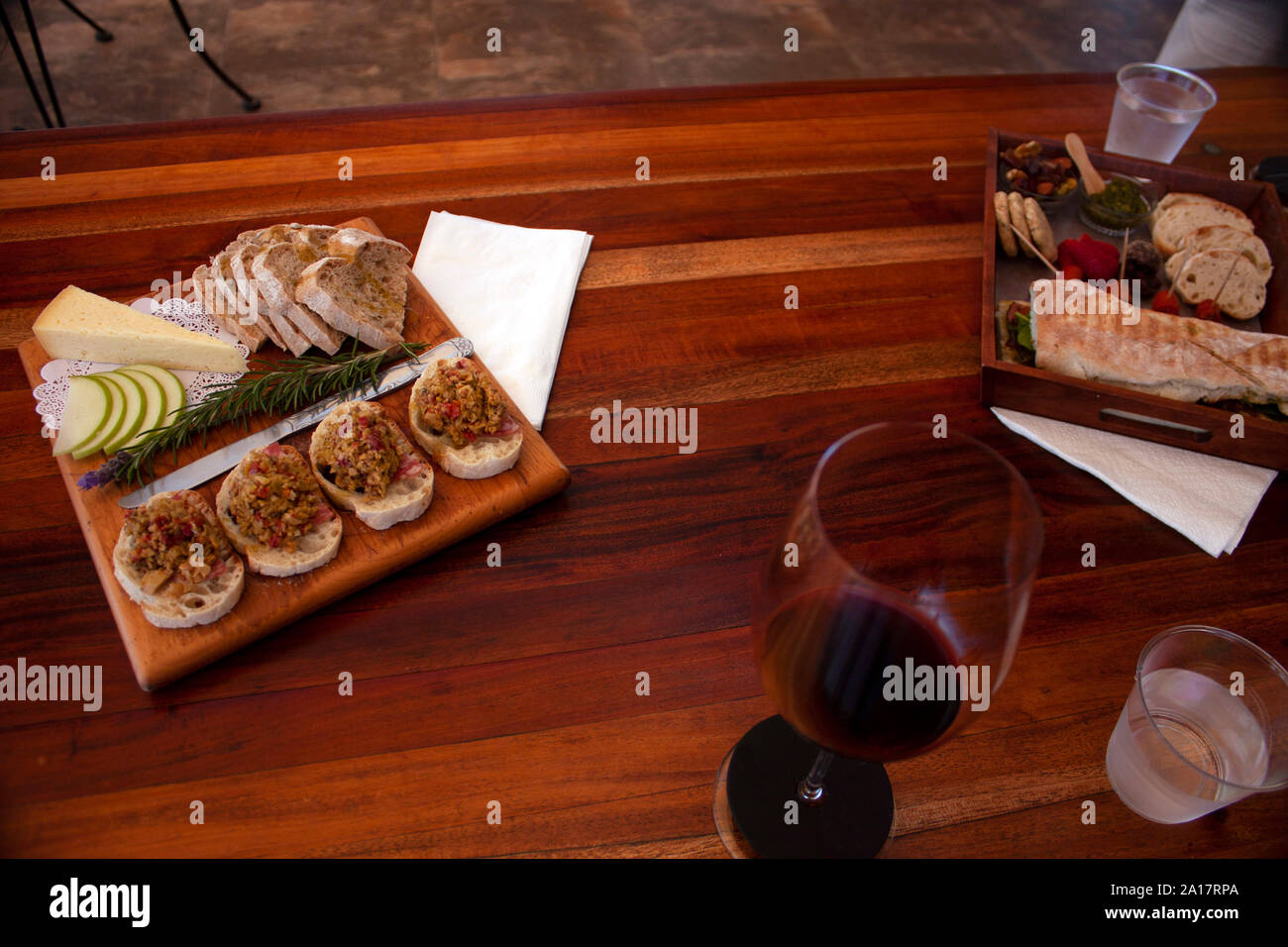 Type de nourriture gourmet viande pain fromage olives pour liaisons avec les vins à la dégustation Banque D'Images