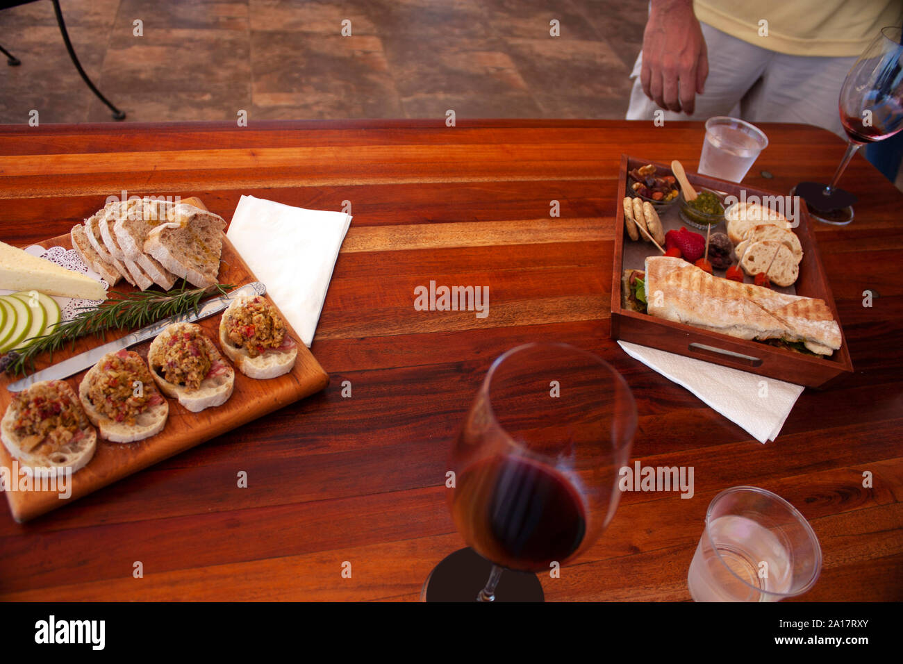 Type de nourriture gourmet viande pain fromage olives pour liaisons avec les vins à la dégustation Banque D'Images