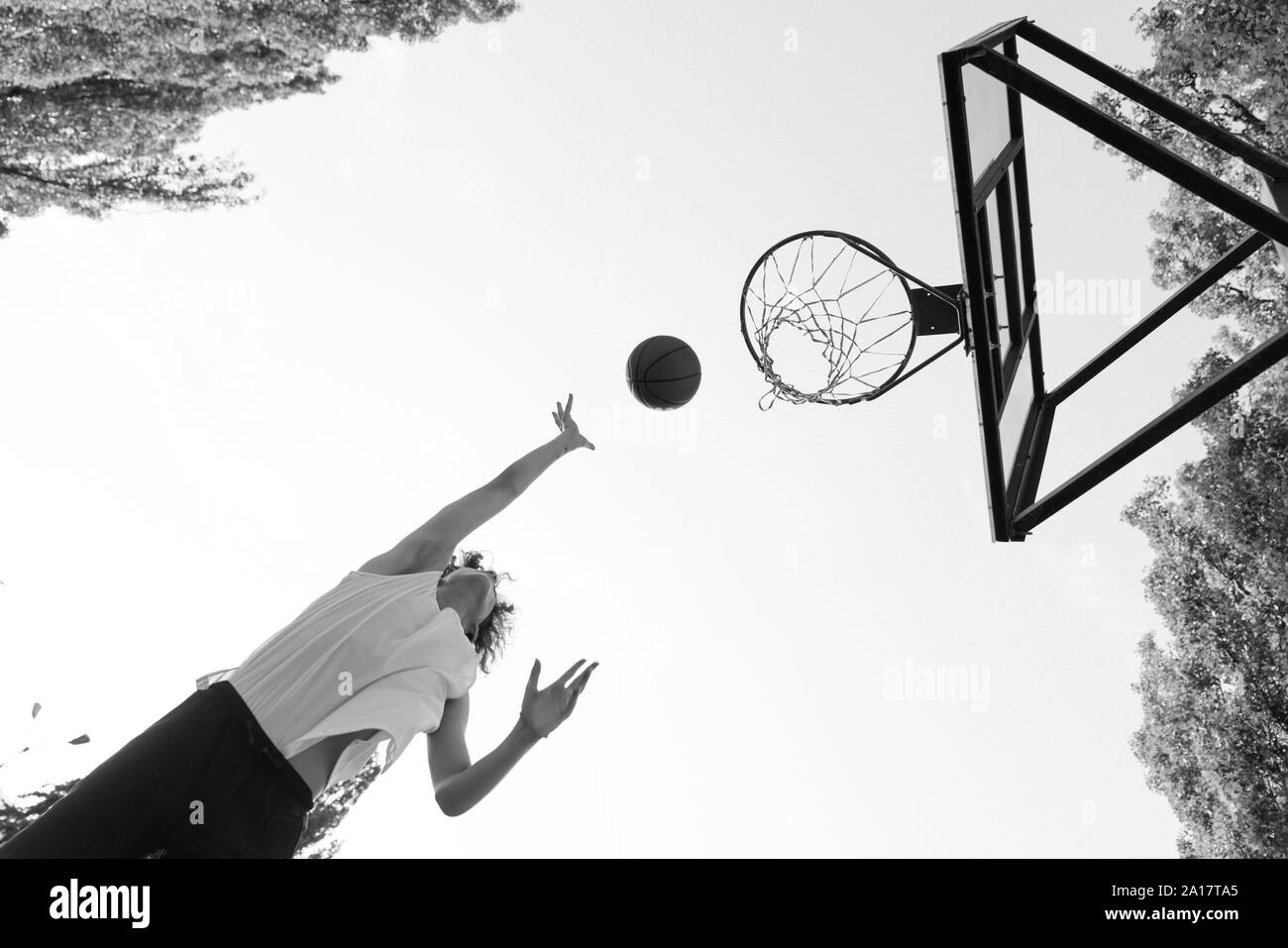 Un jeune joueur de basket-ball le tournage au hook shot ou de mise en place.A Banque D'Images