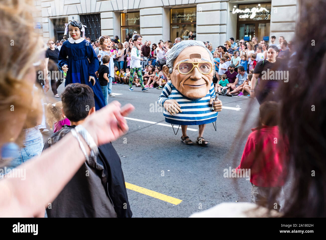 Barcelone, Espagne. Sep 24, 2019. 'Cavalcada de la Mercè', ? ?un des actes de la culture traditionnelle de la Mercé fêtes, c'est la grande parade de géants et de grosses têtes, qui a lieu dans le centre de la ville de Barcelone . Cette parade débute à 18h00 du Pelai Street près de la Place Catalunya, puis en bas de La Rambla, tourner sur la rue Ferran pour mettre fin à la Plaça de Sant Jaume. (Photo de Francisco Jose Pelay/Pacific Press) Credit : Pacific Press Agency/Alamy Live News Banque D'Images