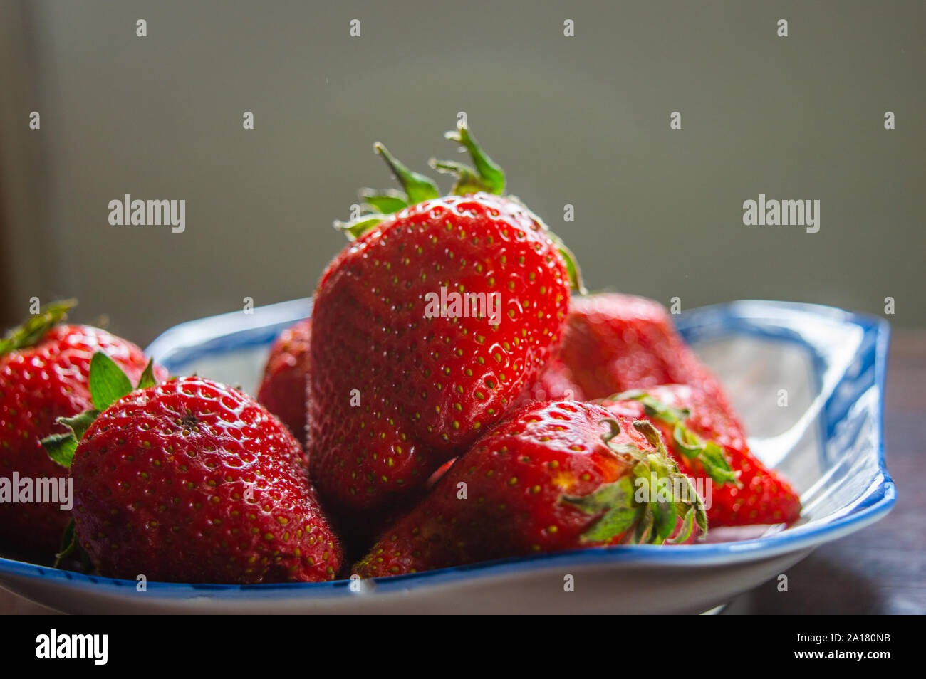 Les fraises bio plein de vitamines. L'alimentation saine. Banque D'Images