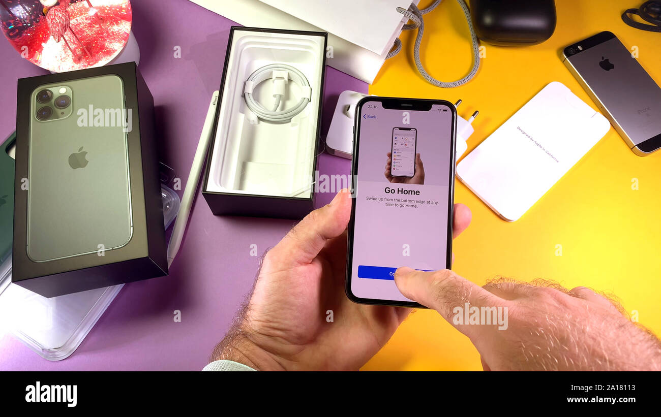 Paris, France - Sep 20, 2019 : man main unboxing déballage nouveau derniers ordinateurs Apple iPhone 11 Pro et Pro smartphone 11 Max triple-objectifs - Rendez-vous sur l'écran d'accueil Banque D'Images