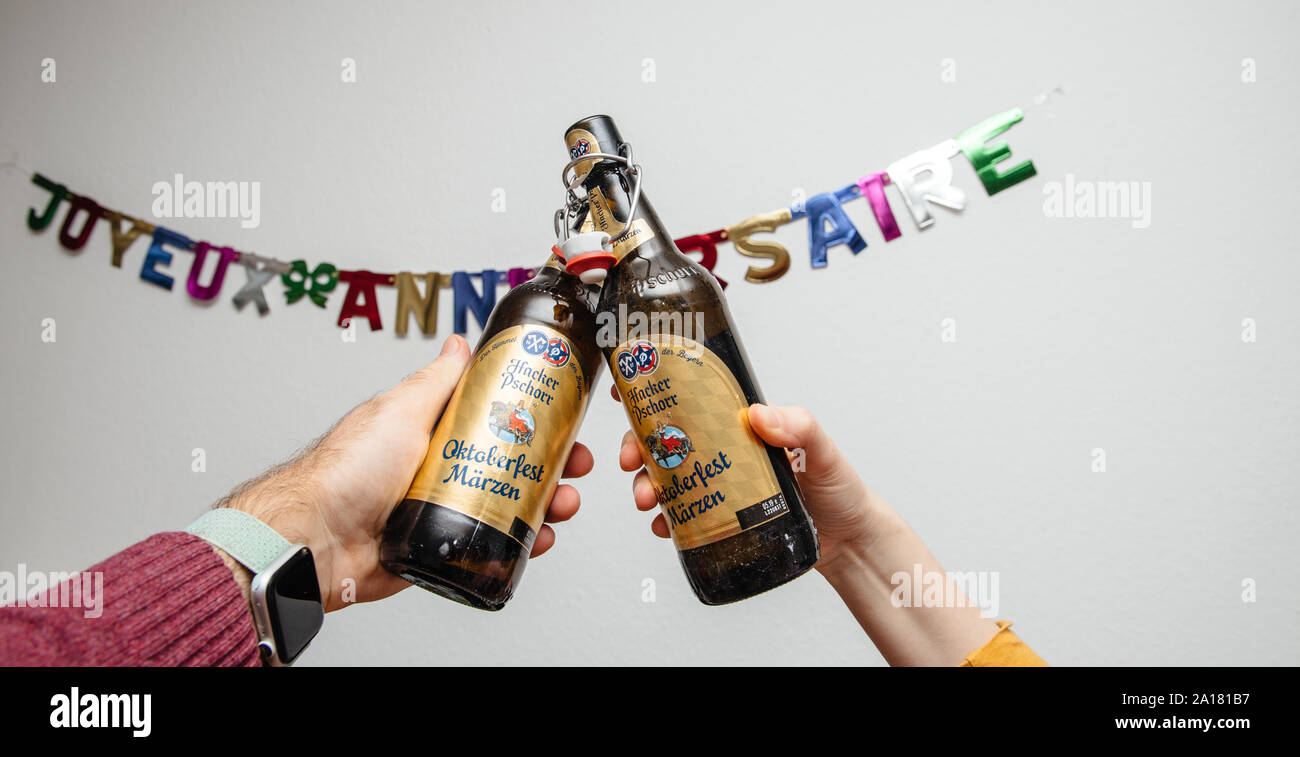 Muich Allemagne Mar 3 19 L Homme Et La Femme Main Tenant L Alcool Bouteille De Biere Traditionnelle Marzen Comprimes Hacker Pschorr Beer Contre L Arriere Plan Gris Joyeux Anniversaire Sign In Background Muich Allemagne Mar 3 19 L Homme Et La Femme Main Tenant L Alcool Bouteille De Biere Traditionnelle Marzen Comprimes Hacker Pschorr Beer Contre L Arriere Plan Gris Joyeux Anniversaire Sign In Background