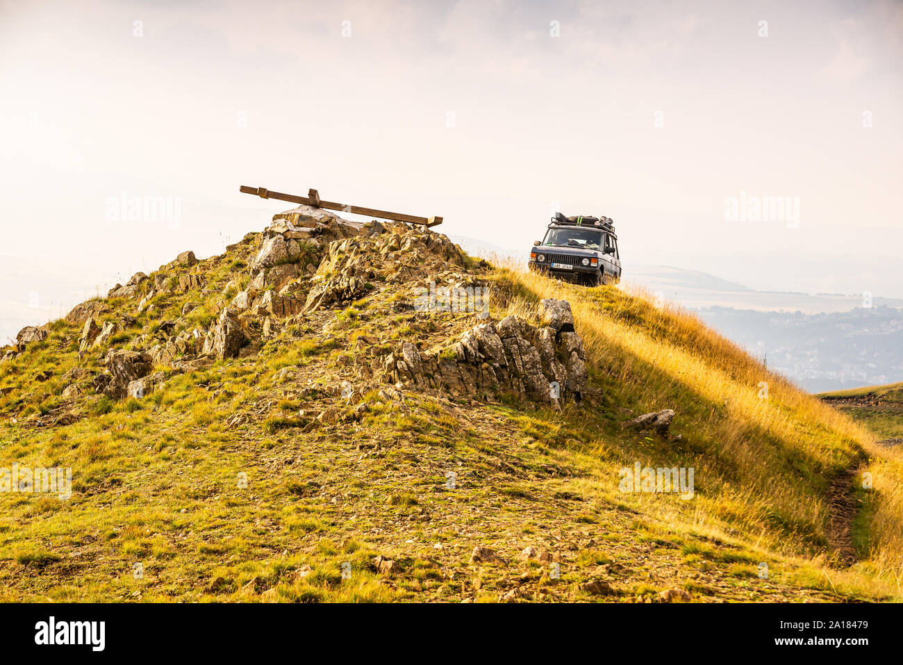 Zlatibor, Serbie - 30 juillet 2019. Off road Vintage voiture sur le haut de la colline d'or a des croix sur le haut Banque D'Images