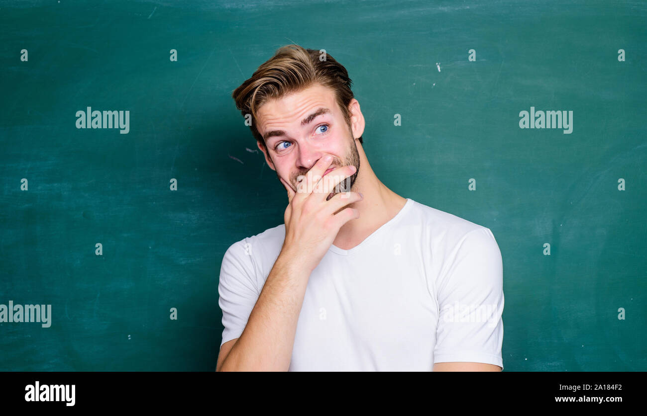 Drôle. université des cours en ligne. L'éducation à l'étranger. L'homme au tableau. prendre connaissance ici. la vie du collège. jeune précepteur. Les enseignants 24. élève l'homme dans l'enseignement privé. classe. retour à l'école. Banque D'Images