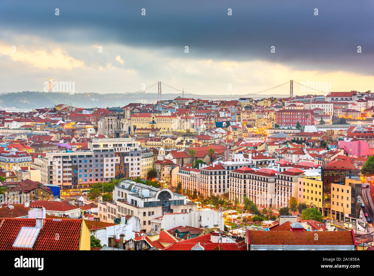 Lisbonne, Portugal skyline après le coucher du soleil. Banque D'Images