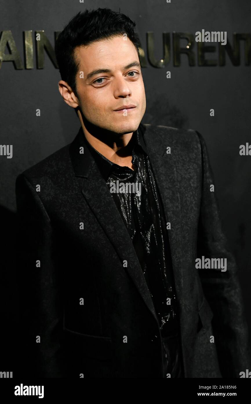 paris france sep 24 2019 rami malek assiste a saint laurent ss20 piste pendant la fashion