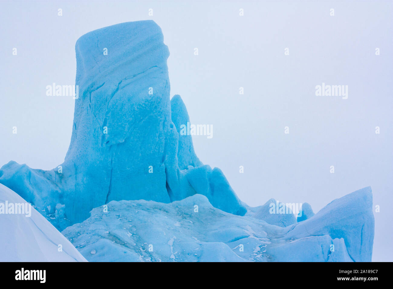 Iceberg piégé dans la glace de mer congelés à Snow Hill Island, mer de Weddell, l'Antarctique Banque D'Images