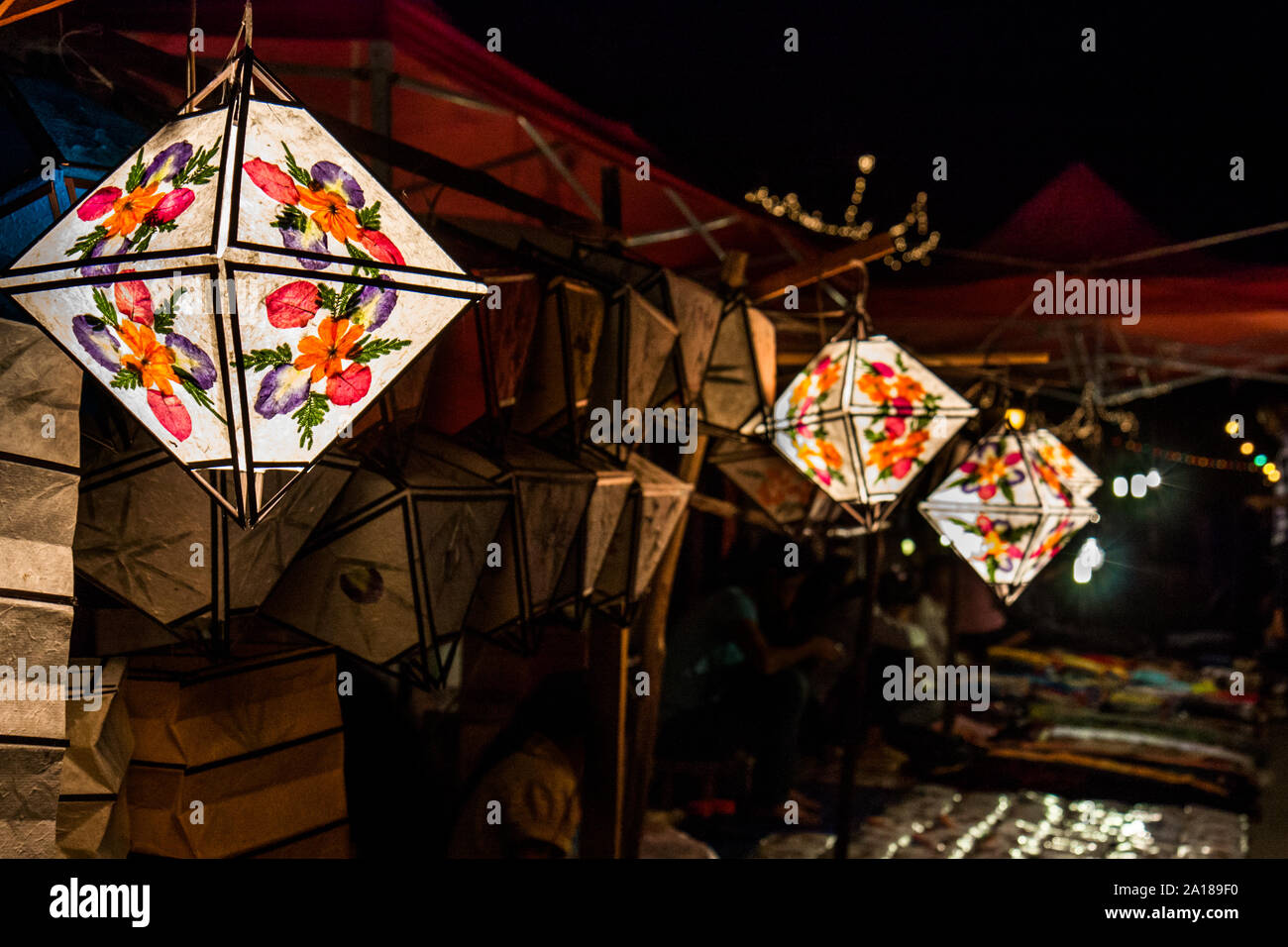 Des lanternes en papier pour la vente au marché de nuit à Luang Prabang,  Laos Photo Stock - Alamy