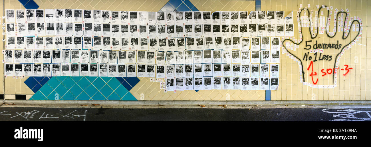 Hung Hau, Hong Kong. Le 24 septembre 2019. Une photo panoramique d'un mur de Lennon dans Hung Hau. C'est l'un des nombreux murs Lennon contenant des affiches, messages et graffiti qui sont trouvés autour de Hong Kong. Banque D'Images