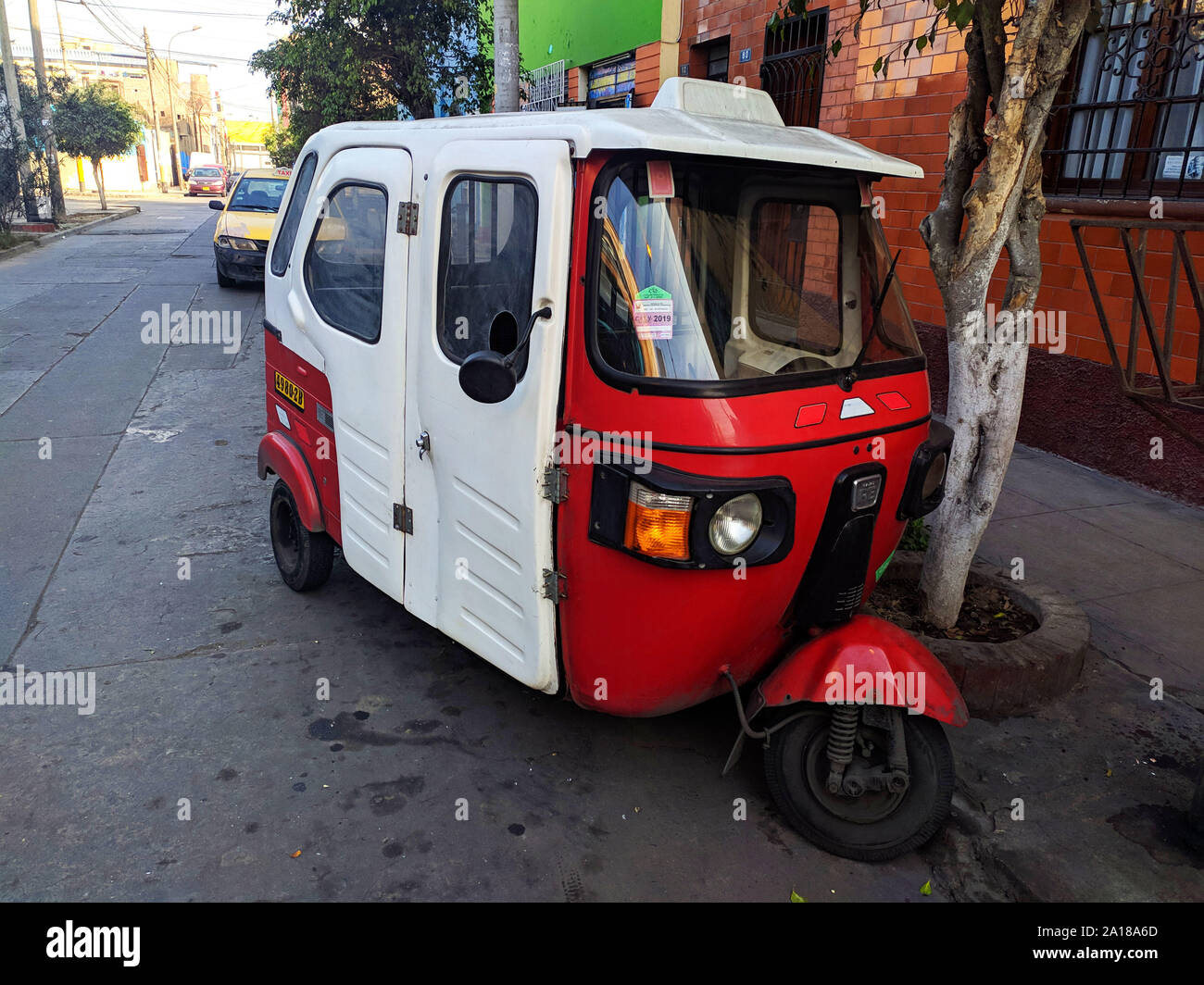 Moto taxi stationné à Lima Pérou Photo Stock - Alamy