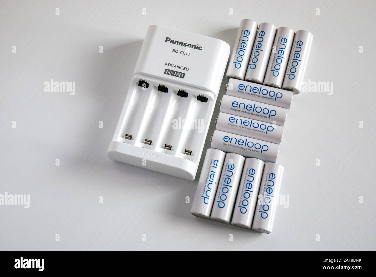 12 made in Japan de longue durée les piles Eneloop AA et le chargeur Banque D'Images