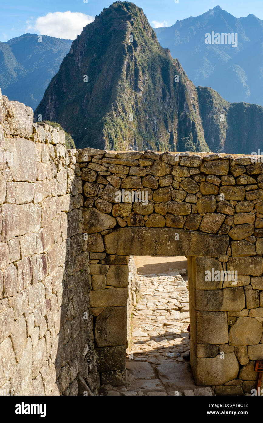 Lever de Machu Picchu, la Vallée Sacrée des Incas, au Pérou. Portail d'entrée principale de la cité perdue, Huayna Picchu, Machu Pichu, tôt le matin. Banque D'Images