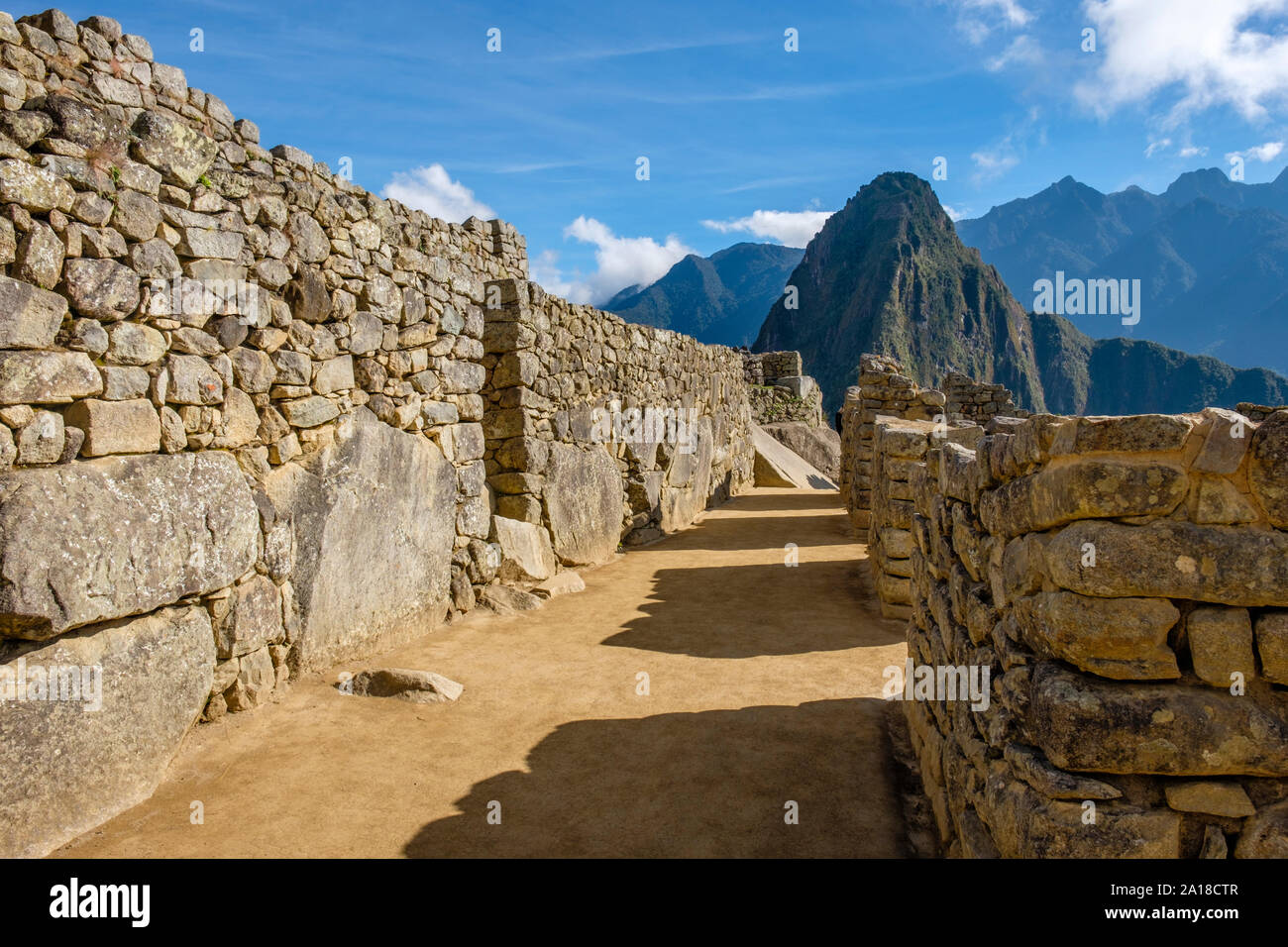 Ruines de la ville antique, Machu Picchu lever du soleil, Vallée sacrée des Incas, Pérou. Vue sur la ville perdue, Huayna Picchu, Machu Pichu, tôt le matin. Banque D'Images