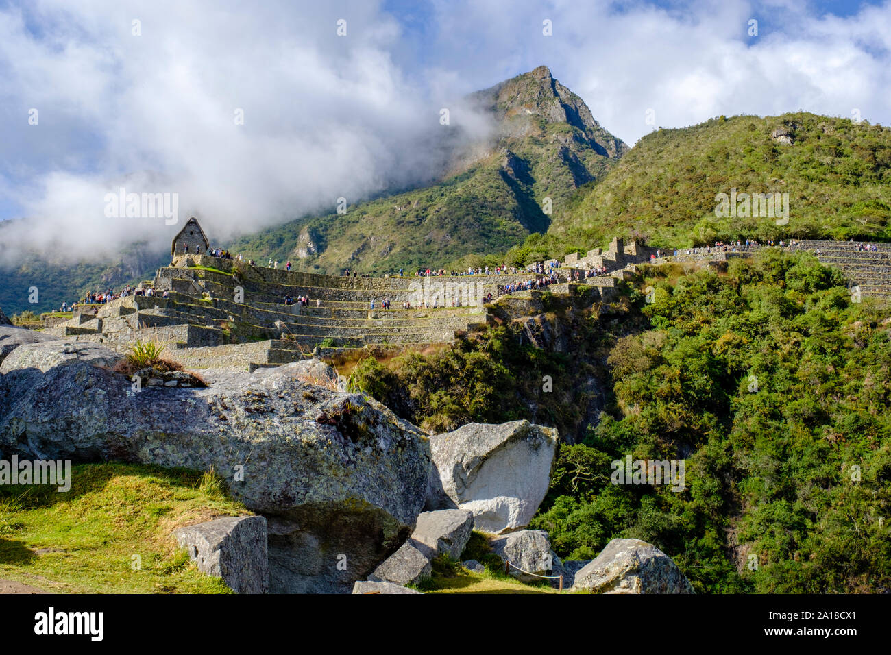 Machu Picchu ancienne ville ruines lever de soleil, Vallée sacrée des Incas, Pérou. Touristes descendant les terrasses de la ville, les ruines du Machu Pichu, tôt le matin. Banque D'Images