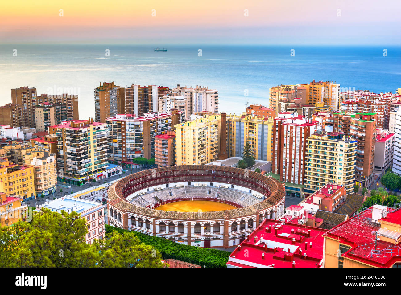 Malaga, Espagne dawn skyline vers la mer Méditerranée. Banque D'Images